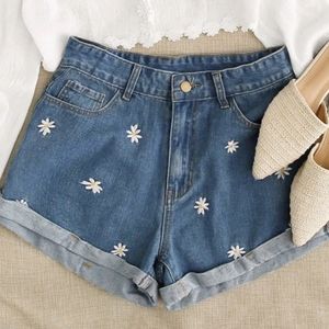 Plus Floral Embroidery Rolled Hem Denim Shorts